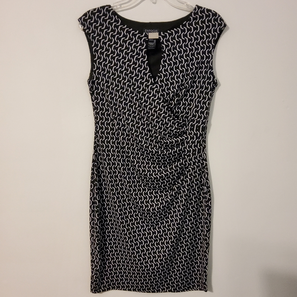 Enfocus Studio Black White Geo Print Sleeveless Ruched Keyhole Neckline Size 8